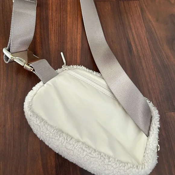 lululemon sherpa belt bag - Picture 3 of 4